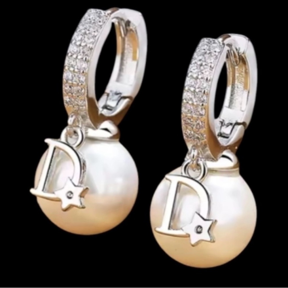 Elegant Silver and Pearl “D” Earrings. If you love Dior you will be in love 😍
